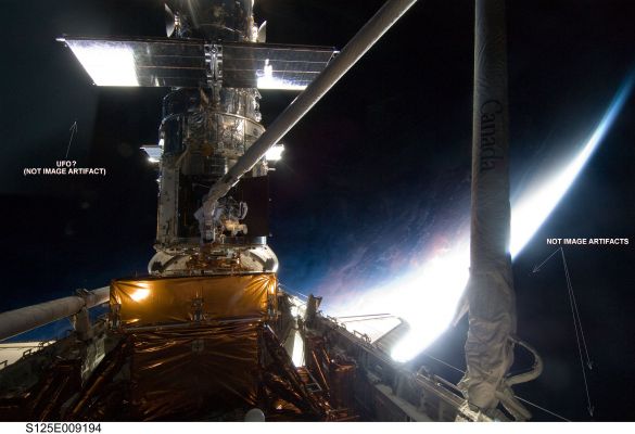 Space Debris - or UFO? - near Hubble
nessun commento
Parole chiave: HST and STS-125