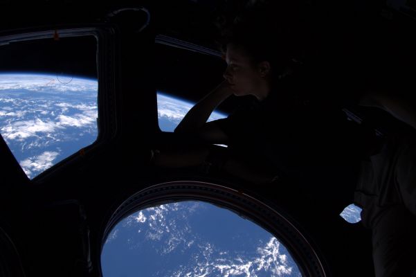 Extremely High-Altitude "Pillar-like" Cloud, Image-Artifact, Reflection or...just some sort of UFO? (CTX Frame)
Dalla Rubrica "NASA - Picture of the Day" del giorno 15 Novembre 2010:"There's no place like home. Peering out of the windows of the International Space Station (ISS), Astronaut Tracy Caldwell Dyson takes in the Planet on which we were all born, and to which she would soon return. 
About 350 Km up, the ISS is high enough so that the Earth's horizon appears clearly curved. Astronaut Dyson's windows show some of Earth's complex clouds, in white, and life giving Atmosphere and Oceans, in blue. 
The ISS orbits the Earth about once every 90 minutes. It is not difficult for people living below to look back toward the ISS. The ISS can frequently be seen as a bright point of light drifting overhead just after Sunset. Telescopes can even resolve the overall structure of the Space Station. 
The above image was taken in late September from the ISS's Cupola-Window bay. Dr. Dyson is a lead vocalist in the band Max Q". 

Nota Lunexit: certo è che la NASA è "simpatica"... Ci dicono: vedere la ISS è facile. Ad occhio nudo, è uno scherzo e con un modestissimo telescopio (o anche un binocolo...) se ne può persino risolvere la struttura! 
Di più! 
Dalla ISS si può vedere - alla grandissima (e ci mancherebbe pure...)! - il nostro Pianeta Natale, le sue nuvole, i suoi oceani, insomma: la sua Vita. 
Si può vedere tutto: "noi" dal basso ed "essa" dall'alto.
Ottimo.

Curioso, però, che nessuno abbia visto il dettaglio da noi cerchiato ed evidenziato con una freccia, nè dal basso, nè dall'alto (e, ad occhio, dovrebbe trattarsi di un qualcosa di DECISAMENTE GRANDE!). Un dettaglio che, senza parlare (necessariamente) di OVNI o di altre soluzioni Esotiche, MERITEREBBE COMUNQUE un MINIMO di interesse! 

O forse no. Forse si tratta di qualcosa che non esiste. Magari un riflesso, un image-artifact, una chimera, un nulla...
Siamo sinceri: la "disinformazione" e l'"ignoranza" (pure, nude e crude), la fanno da padrone nella nostra pseudo-Società pseudo-Civile. 
Ma che pure coloro che l'Informazione (quella con la "I" maiuscola!) dovrebbero farla poichè PARTE DEL LORO LAVORO continuino a giocare con il Pubblico ed a trattarlo alla stregua di una informe moltitudine di idioti...Beh, a noi sembra evidente (da almeno 50 anni).

In compenso, però, adesso sappiamo che la graziosa Tracy Caldwell Dyson è la "Lead Vocalist" della Max-Q Band. 

Che tristezza...
Parole chiave: The Earth from orbit - Controversial