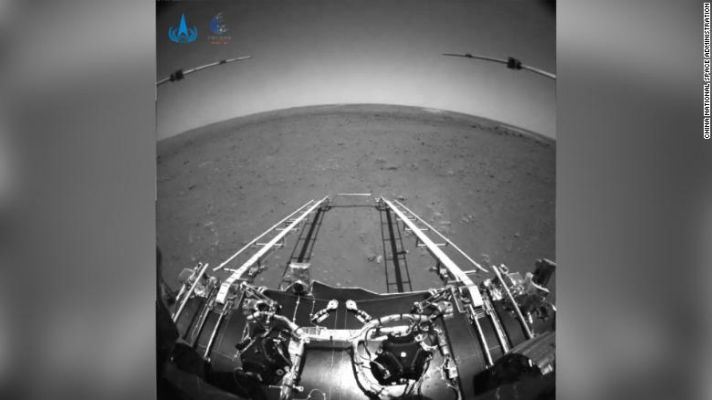Zhurong, First Picture from Utopia Planitia
China has released the first images taken by its Mars rover, Zhurong.
A black-and-white image taken by the rover's obstacle avoidance camera shows a deployed ramp and the flat Martian surface where Zhurong landed on Saturday.
The color image taken by a navigation camera of the rear of the solar-powered rover showed that its solar panel and antenna have unfolded normally, the China National Space Administration said Wednesday.
The space agency said Zhurong, named after a god of fire in Chinese mythology, was preparing to leave the lander and drive onto the surface of Mars, where it will begin patrolling and exploring as part of its three-month mission to search for signs or evidence of ancient life on the red planet.

China's Mars mission succeeded in entering the planet's orbit and landing a rover that could traverse the Martian surface in one go. It took NASA multiple missions to complete those challenging steps, albeit decades before China, between 1971 and 1997.
Parole chiave: Martian Rover Zhurong and Sky