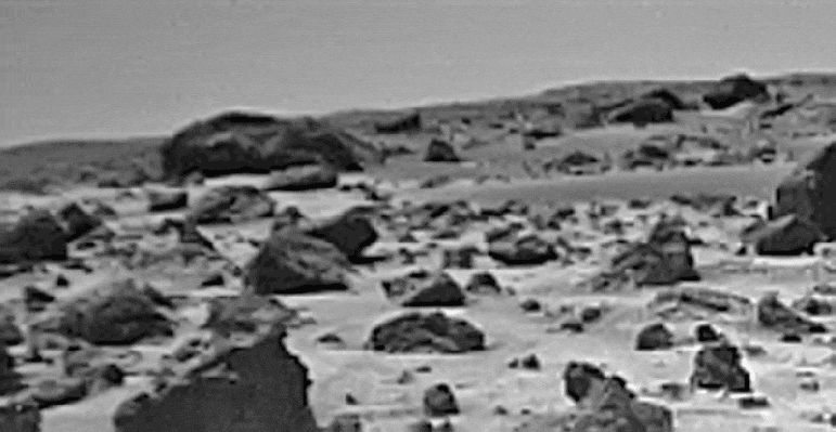Unusual Movement in the Dunes (GIF-Movie; credits: Sig. "Manny")
Ogni promessa è debito: ecco quindi il bellissimo (ed assai intrigante) GIF-Movie realizzato dal Sig. Manny, il quale ci mostra che anche dalle parti del Viking Lander n. 2, "qualcosa" si muoveva tra rocce e dune.

Una prova ulteriore (sebbene, purtroppo, ad affidabilità relativa a causa della scarsissima qualità dei frames impiegati - ma per noi va bene lo stesso), del fatto che, nonostante il silenzio dei Ragazzi di Pasadena, il muto  scetticismo del Gotha Mondiale degli "Esperti" di Scienze Planetarie ed Eso-Biologia e l'indifferenza (unita ad ilarità vera e propria) dei vecchi (o vecchissimi...) guitti da laboratorio (o da Osservatorio Astronomico) di "casa nostra", sulla Superficie del Pianeta Rosso sono AGEVOLMENTE RISCONTRABILI e VERIFICABILI DEI MOVIMENTI.

Movimenti, sia detto con chiarezza, che non sono indici necessari della presenza/esistenza di Entità Biologiche o Bio-magnetiche Locali (in realtà ci potrebbero essere altre spiegazioni, altrettanto valide - ma che, per adesso, ci teniamo in tasca...), ma che COMUNQUE ESISTONO e, a nostro modo di vedere, andrebbero, se non altro, STUDIATI con un minimo di serietà e di attenzione.
Una serietà ed attenzione che, eccezion fatta per Lunar Explorer Italia e qualche altro sparuto Ricercatore Solitario, onestamente non riusciamo a vedere.

Complimenti, sinceri e di cuore, al Sig. "Manny", per aver fornito un eccellente tassello ulteriore al mosaico che Lunar Explorer Italia sta costruendo da anni. 
Parole chiave: GIF-Movie