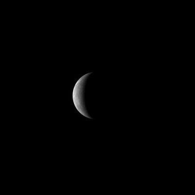 Approaching Mercury
Da "NASA - Picture of the Day", del 16 Gennaio 2008:"Two days ago, the MESSENGER Spacecraft became only the second in Human History to swoop past Mercury. The last spacecraft to visit the Sun's closest Planet was Mariner 10, over 35 years ago. 
Mariner 10 was not able to photograph Mercury's entire surface, and the images it did send back raised many questions. Therefore, much about planet Mercury remains unknown. This week's MESSENGER flyby was only the first of three. Over the next few years MESSENGER will swing past Mercury twice more and finally orbit in 2011, but MESSENGER is currently moving too fast to enter orbit around Mercury now. 
This image was taken by MESSENGER two days ago upon approach to Mercury. 
Many detailed images of Mercury are expected to be sent back over the next few days. The data acquired by MESSENGER will help better understand how Mercury's surface was formed, and why it is so dense".
Parole chiave: Mercury