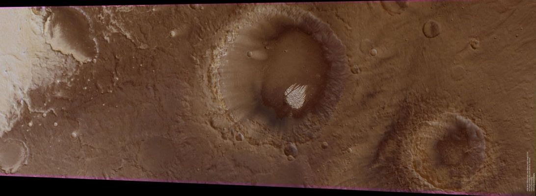 Mars from Orbit, as a "Human" would see it...by Keith Laney (1)
Un omaggio di Lunar Explorer Italia al bravissimo Keith Laney (http://keithlaney.net/) il quale, già molto tempo prima di noi, aveva iniziato a colorizzare i frames orbitali NASA ottenendo - come si vede in queste quattro immagini (e come potrete ammirare nella Galleria predisposta sul suo Sito) - dei risultati splendidi, realistici e, probabilmente, alquanto accurati.
A nostro avviso il Lavoro di Keith è davvero bellissimo e meritevole della massima considerazione; una sola "pecca" (veniale, a nostro parere): allo scopo di offrire il "meglio del meglio" ai Lettori, il bravissimo Keith si è "dimenticato" della vaga ma persistente foschia che "appanna", leggermente, tutti i rilievi superficiali inquadrati dall'orbita. Le sue elaborazioni, infatti, sono sempre super-nitide, super-definite e con contrasti e colori perfetti.
Elaborazioni bellissime, quindi, ma che fanno assomigliare Marte, in qualche caso, ad una sorta di diorama più che ad un Mondo reale.

Comunque complimenti - detto di cuore - a Keith Laney: ottimo lavoro!
Parole chiave: Mars from orbit - Craters - Pollock Crater