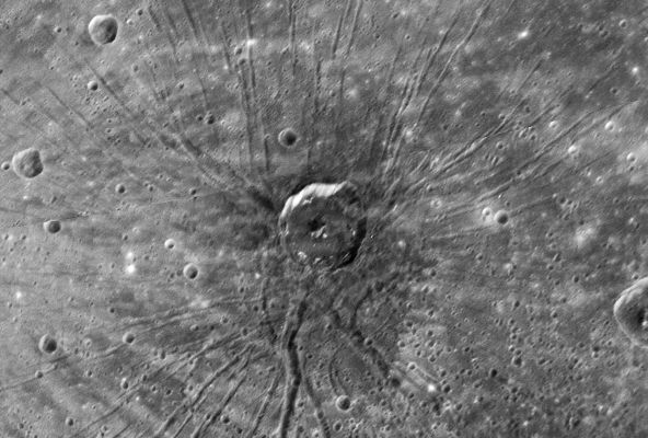 Caloris Basin: fascinating "Rayed Crater" or an extremely old "Shield Volcano"?
The NAC of the MDIS on the MESSENGER Spacecraft obtained HR images of the floor of the Caloris Basin on January 14, 2008. Near the center of the basin, an area unseen by Mariner 10, this remarkable feature – nicknamed “The Spider” by the Science Team – was revealed. A set of troughs radiates outward in a geometry unlike anything seen by Mariner 10. The radial troughs are interpreted to be the result of extension (breaking apart) of the floor materials that filled the Caloris Basin after its formation. Other troughs near the center form a polygonal pattern. This type of polygonal pattern of troughs is also seen along the interior margin of the Caloris Basin. An impact crater about 40 Km (~25 miles) in diameter appears to be centered on “The Spider.” The straight-line segments of the crater walls may have been influenced by preexisting extensional troughs, but some of the troughs may have formed at the time that the crater was excavated.

Nota Lunexit: portando il massimo rispetto per quanto esposto e dedotto nella caption NASA, noi riteniamo - dopo aver ATTENTAMENTE ESAMINATO le differenti ed intricate surface features di "Spider Crater" - che il rilievo ripreso dalla Sonda NASA Messenger potrebbe NON ESSERE un impact crater con raggiatura intensa ed estesa, bensì quello che resta di un antichissimo Shield Volcano (probabilmente simile, per certi versi, al gigante Ascraeus Mons) oppure il remnant di una Caldera Vulcanica la quale è ormai quasi completamente collassata (es.: la Summit Caldera del Vulcano Marziano Hecates Tholus). In effetti, se si eccettua il Central Peak (a nostro avviso l'unica evidenza che ha "suggerito" l'ipotesi "craterica" come ipotesi base), le fattezze dello "Spider" sono, da un lato, molto lontane dalle fattezze proprie e tipiche dei crateri da impatto ed invece molto simili, dall'altro, alle fattezze proprie e tipiche dei vulcani (osservate le ripide e scoscese pareti Nord del rilievo le quali sono assolutamente analoghe alle pareti delle Summit Calderae di Olympus ed Ascraeus nonchè MOLTO SIMILI alla Culann-Tohill Patera di Io). Osservate le tracce di "Lava Flows" visibili sul versante Sud dello "Spider" ad ore 07:00 ed 08:00 e, quale intrigante ed ulteriore evidenza della possibile origine vulcanica del rilievo, la colorizzazione e la texture dei dintorni del medesimo (nettamente più scura del resto del paesaggio e, anche da e per questo aspetto, molto simile alle textures e colorizzazioni dei dintorni dei già menzionati Vulcani Marziani (e non solo).

Insomma: noi non stiamo dicendo che gli Scienziati di Pasadena hanno sbagliato...Vi stiamo solo suggerendo una "visione alternativa" (e, a nostro avviso, non "campata per aria"...) del medesimo rilievo. I Vostri commenti e le Vostre riflessioni saranno, come sempre, tenute in considerazione.
Parole chiave: Mercury Fly-By
