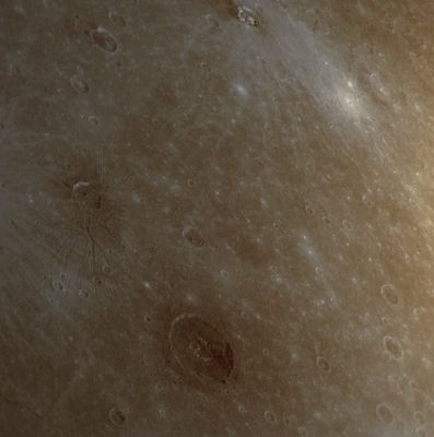 Atget Crater (natural colors; credits: Lunexit)
Recently named for the French photographer Eugène Atget, Atget Crater, seen in the middle of the lower portion of this NAC image, is distinctive on Mercury's Surface due to its dark color. Atget Crater is located within Caloris Basin, near Apollodorus Crater and Pantheon Fossae, which are also both visible in this image to the North-West of Atget. The dark color of the floor of Atget is in contrast to other craters within Caloris Basin that exhibit bright materials on their floors, such as the craters Kertész and Sander. Other craters on Mercury, such as Basho and Neruda, have halos of dark material but the dark material does not cover the crater floors. Understanding the variety of bright and dark materials associated with different craters will provide insight into Mercury's composition and the processes that acted on Mercury's Surface. 

Date Acquired: January 14, 2008
Image Mission Elapsed Time (MET: 108828540
Instrument: Narrow Angle Camera (NAC) of the Mercury Dual Imaging System (MDIS)
Resolution: 520 meters/pixel (0,32 miles/pixel)
Scale: This image shows a scene about 530 Km (approx. 330 miles) across
Spacecraft Altitude: about 20.300 Km (approx. 12.600 miles)
Parole chiave: Mercury