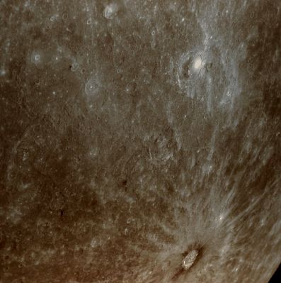 Rays from the Darkness: Basho Crater (MULTISPECTRUM-2; credits: Lunexit)
Though Basho Crater is only about 80 Km (ABOUT 50 miles) in diameter, its bright rays make it an easily identified feature on Mercury's surface. In addition to the long bright rays, photographs from Mariner 10 showed an intriguing dark halo of material around the Crater, which can be seen in the lower right portion of this Narrow Angle Camera (NAC) image snapped by MESSENGER's Mercury Dual Imaging System (MDIS) on January 14, 2008. The MESSENGER Science Team is using the full color data set obtained with the 11 filters of the Wide Angle Camera (WAC) to investigate the nature and composition of this dark material.

The Crater is named for the 17th-century Japanese poet Matsuo Basho, renowned for his many haiku. MESSENGER's images of Mercury's striking landscape have inspired at least one poet; read Stuart Atkinson's poem " MESSENGER's Memories."
Parole chiave: Mercury's Fly-By