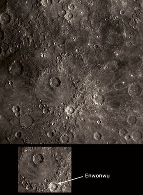 Enwonwu: a young Mercurian Crater (Natural Colors; credits: Lunar Explorer Italia)
The feature indicated by the white arrow in this NAC image is the newly named crater Enwonwu (see also PIA11762). It is named in honor of Benedict (Ben) Chukwukadibia Enwonwu, the 20th Century modernist Nigerian sculptor and painter. 

Enwonwu Crater displays a Central Peak and a set of bright rays emanating from the Crater Rim. The rays cross the surrounding surface and neighboring craters, indicating that Enwonwu Crater was formed comparatively recently in Mercury’s history. The brightness of the rays also suggests relative youth, as over time rays darken and disappear on Mercury's Surface. 
These relationships provide useful indicators for determining the relative ages of features and the sequence of events that have shaped the Surface of Mercury. 

Date Acquired: January 14, 2008
Image Mission Elapsed Time (MET): 108829024
Instrument: Narrow Angle Camera (NAC) of the Mercury Dual Imaging System (MDIS)
Resolution: 590 meters/pixel (0,37 miles/pixel)
Scale: Enwonwu Crater is about 38 Km (approx. 24 miles) in diameter
Spacecraft Altitude: about 23.000 Km (approx. 14.300 miles)
Parole chiave: Mercury's Fly-by