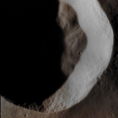 Unnamed Mercurian Crater (Absolute Natural Colors; credits for the research and the additional process.: Dr Paolo C. Fienga/Lunar Explorer Italia/Italian Planetary Foundation)
This dramatic image, where North is to the right, shows a Simple Impact Crater some 11 Km in diameter, located within the 290-Km-diameter Mendelssohn Basin. Its sharp Rim indicates that this Crater is a comparatively young Feature, though some parts of the Crater Walls have slumped (---> slowly fallen down) onto the Floor. The High Resolution of this image allows us to see quite a few distinctive textures along the Crater Walls.

Date acquired: July 21, 2012
Image Mission Elapsed Time (MET): 251400686
Image ID: 2244179
Instrument: Narrow Angle Camera (NAC) of the Mercury Dual Imaging System (MDIS)
Center Latitude: 70,28° North
Center Longitude: 105,38° East
Resolution: 19 meters/pixel
Scale: the field of view in this image is approx. 9,7 Km (such as about 2,3 miles) across
Solar Incidence Angle: 76,9° (menaing that the Sun was about 13,1° above the imaged Local Horizon at the time that the picture was taken)
Emission Angle: 11,0°
Sun-Mercury-MESSENGER (or "Phase") Angle: 87,9°
Parole chiave: Mercury from orbit - Craters - Unnamed Crater