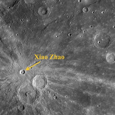 Xiao Zhao's Rays paint Mercury's Surface
Recently named after the 12th century Chinese artist, Xiao Zhao crater on the central left side of this image is small in comparison with many other craters on Mercury and even with many other craters in this scene. However, Xiao Zhao's long bright rays make it a readily visible feature. The fresh, bright rays, which were created by material ejected outward during the impact event that formed the crater, indicate that Xiao Zhao is a relatively young crater on Mercury's surface. 

Date Acquired: January 14, 2008 

Image Mission Elapsed Time (MET): 108828473 

Instrument: Narrow Angle Camera (NAC) of the Mercury Dual Imaging System (MDIS) 

Resolution: 500 meter/pixel (0.3 miles/pixel) 

Scale: Xiao Zhao crater is 23 kilometers (14 miles) in diameter 

Spacecraft Altitude: 19,760 kilometers (12,280 miles) 


Parole chiave: Mercury's Fly-By