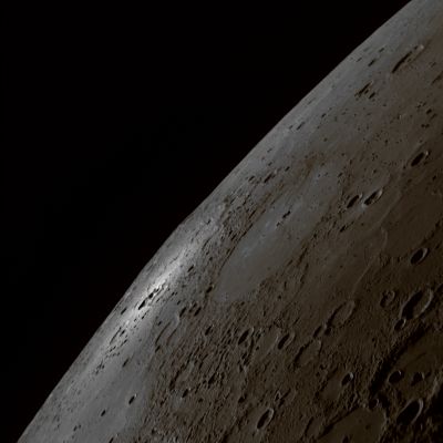 A Small Crater Makes a Bright Impact (natural colors; credits: Lunexit)
Date Acquired: October 6, 2008
Image Mission Elapsed Time (MET): 131766564
Instrument: Narrow Angle Camera (NAC) of the Mercury Dual Imaging System (MDIS)
Resolution: 410 meters/pixel (0,25 miles/pixel) in the lower right corner of the image
Scale: The bright crater is about 30 Km in diameter (approx. 19 miles)
Spacecraft Altitude: about 16.000 Km (about 9900 miles)

Of Interest: In both the optical navigation images and the full-planet Wide Angle Camera (WAC) approach frame, a bright feature is clearly visible in the northern portion of the crescent-shaped Mercury. This NAC image resolves details of this bright feature, showing that it surrounds a small crater about 30 Km (approx. 19 miles) in diameter, seen nearly edge-on. Presumably, the bright material was ejected from this small crater, which apparently formed relatively recently in Mercury’s past, because Mercury’s surface materials tend to darken with time. The brilliant ejecta are so bright compared with the neighboring surface that Earth-based telescopic observations also detected this feature, despite its being associated with such a small crater.
Parole chiave: Mercury