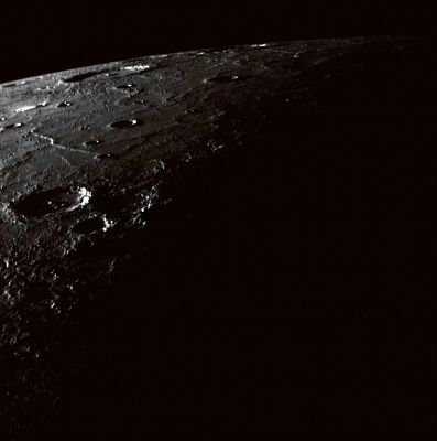 Behind the Sun
As MESSENGER approached Mercury during the Spacecraft's 3rd Mercury flyby, the Solar System's innermost Planet appeared to the imaging system as a sunlit crescent against the blackness of space. About 78 minutes prior to closest approach, the NAC captured this striking high-resolution image of the northernmost Region of Mercury's surface that was visible to the camera and illuminated by sunlight. The brightly lit North-Eastern walls of large impact craters can be seen near the horizon, catching the grazing rays of the Sun. The high Sun angle also accentuates wrinkle ridges winding across the smooth plains. In the foreground, features cast long shadows and the Terminator separates day from night. 

Date Acquired: September 29, 2009
Image Mission Elapsed Time (MET): 162744006
Instrument: Narrow Angle Camera (NAC) of the Mercury Dual Imaging System (MDIS)
Scale: The crater near the middle of the left edge of the image is approximately 100 Km (about 60 miles) in diameter
Spacecraft Altitude: about 16.200 Km (approx. 10.100 miles)
Parole chiave: Mercury's Fly-By