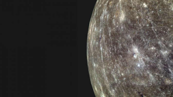 Mercurian Limb
Image Mission Elapsed Time (MET): 209890193, 209890197, 209890213
Image ID: 65109, 65110, 65114
Instrument: Wide Angle Camera (WAC) of the Mercury Dual Imaging System (MDIS)
WAC filter: 6,7,9 (433, 749, 996 nanometers wavelength)
Center Latitude: 3,1° North
Center Longitude: 352,3° East
Resolution: approx. 1,5 Km/pixel

Nota Lunexit: abbiamo operato una leggerissima saturazione del frame NASA-Original per evidenziare come una "fetta" (decisamente abbondante) del frame - "fetta" relativa allo Spazio circum-Mercuriano - SEMBRA essere stata, di fatto, rimossa (od oscurata). Sia detto con chiarezza: questo è quello che appare dalla semplice analisi del frame, una volta operata - ripetiamo - una leggerissima "schiaritura" (over-saturation) dell'immagine. Quali i motivi di questa operazione di make-up (se di make-up effettivamente si trattasse)? Non ne abbiamo idea. Ma le Vostre opinioni al riguardo saranno, come sempre, apprezzate.
Parole chiave: Mercury from orbit