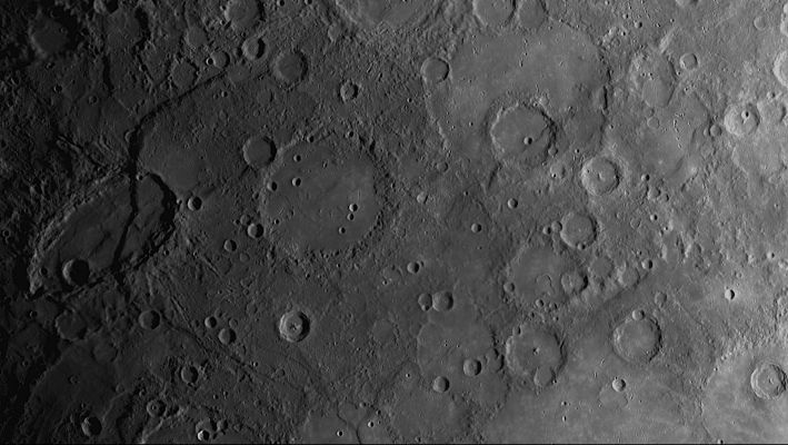 Beagle Rupes and Impact Craters Sveinsdottir, Izquierdo and Kunisada (Context Frame)
When MESSENGER first flew by Mercury on January, 14th, 2008, MDIS acquired images of a large portion of Mercury's Surface that had never previously been seen by Spacecraft. This mosaic of NAC images shows some of the Geologic Features discovered during that first fly-by that have been subsequently named: the curving cliff face of Beagle Rupes, the elongated crater Sveinsdottir and the craters Izquierdo and Kunisada flooded with Lava.

This year, the MESSENGER spacecraft is positioned once again to visit the Solar System's Innermost Planet. However, this time, the Spacecraft won't just pass by. On March 18, 2011, a 15-minute maneuver will place MESSENGER in orbit around Mercury, making it the first Spacecraft ever to do so. The MESSENGER Mission will then begin an extensive year-long science campaign to unravel Mercury's mysteries.

Date Acquired: January, 14th, 2008
Instrument: Narrow Angle Camera (NAC) of the Mercury Dual Imaging System (MDIS)
Scale: Izquierdo Crater is approx. 170 Km (105,57 miles) in diameter
Parole chiave: Mercury's Fly-by