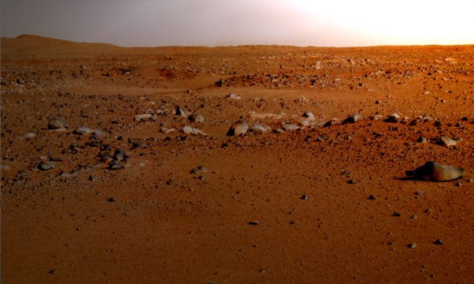 Gusev's Horizon (natural colors - elab. Lunexit)
Un esempio classico delle elaborazioni in colori naturali operate da Lunexit. Ecco alcuni parametri che a noi sembrano essenziali e che altri "colorizzatori" (bravissimi anche loro, senza dubbio) non sembrano voler considerare (forse per amor di "bellezza finale" del paesaggio ottenuto):

1) Marte è "luminoso" (come la NASA stessa ha - finalmente! - ammesso), ma è COMUNQUE MENO LUMINOSO della Terra e la sua luminosità varia in rapporto alla posizione del Sole nel cielo ed in rapporto alla altezza del cielo (dal punto di vista dell'Osservatore). Colorizzare un paesaggio Marziano ignorando il dato "luminosità ambientale" e gli elementi ancillari summenzionati, vuol dire - secondo noi - sbagliare "a monte";
2) Marte, a differenza della Terra, POSSIEDE una DOMINANTE CROMATICA - che è l'arancio/rosso, almeno nelle sue Regioni Equatoriali. Colorizzare un paesaggio Marziano ignorando il dato della cosiddetta "dominante cromatica" vuol dire - sempre secondo noi - ignorare l'evidenza e sbagliare - ancora una volta - "a monte";
3) su Marte esiste, anche a "livello Datum" una (quasi) costante nebbia (chiamata "O.A." - Opacità Atmosferica) la quale, come ovvio, esalta ed esaspera i suoi effetti allorchè vengono inquadrati dei rilievi distanti dal punto di ripresa. 
I frames (colorizzati o non) i quali si collocano "a fuoco" su tutta la linea visibile e che risultano estremamente accurati anche nella definizione nei dettagli "lontani" (e qui, come ovvio, ci riferiamo alle immagini ottenute dal suolo) sono, ancora una volta (e sempre a nostro parere) dei frames che evidenziano un errore di base.
Parole chiave: Martian Horizon - Gusev Crater