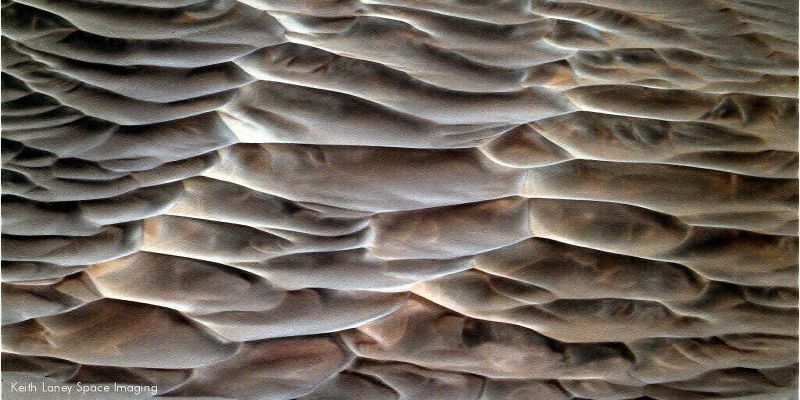 Dunes (natural colors - elab. Keith Laney)
Una bellissima interpretazione delle dune di Endurance operata dal nostro buon Amico (ed ottimo Artista!) Keith Laney. Solo una precisazione: se i colori delle dune fangose di Endurance fossero davvero questi, allora potremmo TRANQUILLAMENTE parlare di una nuova (e strabiliante) evidenza oggettiva relativa alle modalità (peculiari, ma fisicamente comprensibili) attraverso le quali gli Idrocarburi affiorano su Marte.
Attenzione però: a nostro avviso questa elaborazione in "Natural Colors" è bella e suggestiva, MA NON REALISTICA.

La nostra conclusione è basata sull'applicazione del medesimo tipo di colorizzazione adottato bda Keith Laney sull'intera area di Endurance e non soltanto sulle dunette fangose che caratterizzano il fondo del cratere. 
Ebbene, adottando una simile tecnica di colorizzazione, Endurance e tutta la regione a cui accede, dovrebbero presentarsi di color grigio/verde, con riflessi argento. Certo, un'ipotesi suggestiva ed un paesaggio - a quel punto - "Alieno ed Esotico" alla ennesima potenza ma...Io credo che la nostra interpretazione (frame che segue) sia, sebbene meno immaginosa e suggestiva, decisamente più verosimile.

E poi...Ai Posteri (l'ardua) Sentenza!
Parole chiave: Martian Surface - Dunes - Endurance Crater