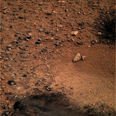 Martian Hollow (possible natural colors)
Una leggera depressione del suolo, di forma vagamente circolare od ellittica - ma che non è un cratere! -, ricolma di polvere e detriti: questo è un "Hollow" (un "vuoto", letteralmente), una tipica surface configuration che troviamo nella Regione di Gusev, ancora oggi visitata ed investigata dal MER Spirit. 
Questa è una bellissima interpretazione in possible natural colors, forse realizzata da Keith Laney (ma non ne siamo certi).
Comunque bellissima.
Parole chiave: Martian Surface - Hollow