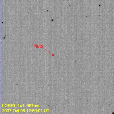 Pluto
This image demonstrates the first detection of Pluto using the High-Resolution mode on the New Horizons Long-Range Reconnaissance Imager (LORRI). The mode provides a clear separation between Pluto and numerous nearby background stars. When the image was taken on October 6, 2007, Pluto was located in the constellation Serpens, in a region of the sky dense with background stars.

Typically, LORRI’s exposure time in Hi-Res mode is limited to approx. 0,1", but by using a special pointing mode that allowed an increase in the exposure time to 0,967", scientists were able to spot Pluto, which is approximately 15.000 times fainter than human eyes can detect.

New Horizons was still too far from Pluto (3,6 BKM, or 2,2 BMs) for LORRI to resolve any details on Pluto’s surface – that won’t happen until Summer 2014, approximately one year before closest approach. For now the entire Pluto System remains a bright dot to the Spacecraft’s telescopic camera, though LORRI is expected to start resolving Charon from Pluto – seeing them as separate objects – in summer 2010.
Parole chiave: Pluto