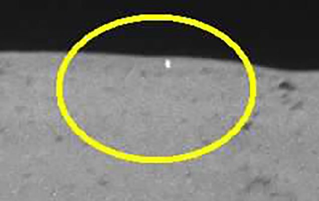 AS 16-106-17336 (Station 11) - Bright object over the Hill (EDM n.1 - Credits for the add. process.: Lorenzo Leone/Lunexit Team)
Difficilissimo dare una risposta definitivo all'ormai annoso ed inafferrabile quesito che recita: "Cosa stiamo guardando?"; eppure, grazie a questo EDM ed al seguente, realizzati dal Grande Amico e Partner di Lunar Explorer Italia, Lorenzo Leone (a.k.a.: Anakin), forse riusciremo a gettare un pò di luce su quella che pare proprio essere una...Luce, e non un artefatto fotografico. 

Sembra un manufatto a forma rettangolare, altamente riflettente, poggiato su qualcosa o conficcato nel suolo e che tanto ci ricorda (sebbene in versione minore e con differente orientazione) quell'attrezzatura ripresa in AS 11-40-5952 (The "Laser Reflector"). Vedere per credere. Eppure...non può essere. Perché? Perché rileggendo l'Apollo Lunar Surface Journal non risulta che un simile attrezzo sia stato posato nella zona ora ripresa (Stazione 11) e per il semplice motivo che gli Astronauti, in quell'area (un accentuato pendio) non ci sono arrivati, presumo per motivi di sicurezza. 

Ma guardate anche AS 11-40-5916! La geometria dell'oggetto anomalo corrisponde a quella della "Vela" usata per il "Solar Wind Experiment" e, questa "Vela", appunto, è un rettangolo altamente riflettente conficcato nel suolo sul suo lato corto. Va bene, potremmo anche esserci, ma vediamo che ci dice la NASA di AS 16-106-17336 (il frame analizzato qui): Station 11/Sample 417 ("Fillet Rock")/"House Rock" locator. 
Nulla è scritto o documentato circa l'infissione della Vela per il Solar Wind Experiment e comunque, se guardate bene il frame, noterete che l'oggetto scintillante è davvero lontano dall'area operativa degli Astronauti ed il terreno ad esso circostante, intatto (o meglio: "non disturbato", come dice la NASA). 

Per cui, la nostra - come sempre interlocutoria - conclusione è questa: NON è un image-artifact, trattassi di oggetto reale, a forma rettangolare (e comunque squadrata), poggia/è infisso sul suo lato corto e possiede un'albedo estremamente alta. Dire di più e "sparare sciocchezze a caso" sarebbe la stessa cosa. Un Grandissimo Complimento e tanta Gratitudine a Lorenzo Leone!
Parole chiave: Lunar Surface - Anomaly