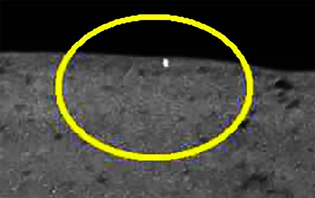 AS 16-106-17336 (Station 11) - Bright object over the Hill (Extra-stressed EDM n.2 and contrast enhanced - Credits for the add. process.: Lorenzo Leone/Lunexit Team)
Difficilissimo dare una risposta definitivo all'ormai annoso ed inafferrabile quesito che recita: "Cosa stiamo guardando?"; eppure, grazie a questo EDM ed al seguente, realizzati dal Grande Amico e Partner di Lunar Explorer Italia, Lorenzo Leone (a.k.a.: Anakin), forse riusciremo a gettare un pò di luce su quella che pare proprio essere una...Luce, e non un artefatto fotografico. 

Sembra un manufatto a forma rettangolare, altamente riflettente, poggiato su qualcosa o conficcato nel suolo e che tanto ci ricorda (sebbene in versione minore e con differente orientazione) quell'attrezzatura ripresa in AS 11-40-5952 (The "Laser Reflector"). Vedere per credere. Eppure...non può essere. Perché? Perché rileggendo l'Apollo Lunar Surface Journal non risulta che un simile attrezzo sia stato posato nella zona ora ripresa (Stazione 11) e per il semplice motivo che gli Astronauti, in quell'area (un accentuato pendio) non ci sono arrivati, presumo per motivi di sicurezza. 

Ma guardate anche AS 11-40-5916! La geometria dell'oggetto anomalo corrisponde a quella della "Vela" usata per il "Solar Wind Experiment" e, questa "Vela", appunto, è un rettangolo altamente riflettente conficcato nel suolo sul suo lato corto. Va bene, potremmo anche esserci, ma vediamo che ci dice la NASA di AS 16-106-17336 (il frame analizzato qui): Station 11/Sample 417 ("Fillet Rock")/"House Rock" locator. 
Nulla è scritto o documentato circa l'infissione della Vela per il Solar Wind Experiment e comunque, se guardate bene il frame, noterete che l'oggetto scintillante è davvero lontano dall'area operativa degli Astronauti ed il terreno ad esso circostante, intatto (o meglio: "non disturbato", come dice la NASA). 

Per cui, la nostra - come sempre interlocutoria - conclusione è questa: NON è un image-artifact, trattasi di oggetto reale, a forma rettangolare (e comunque squadrata), poggia/è infisso sul suo lato corto e possiede un'albedo estremamente alta. Dire di più e "sparare sciocchezze a caso" sarebbe la stessa cosa. Un Grandissimo Complimento e tanta Gratitudine a Lorenzo Leone!

Nota 1 (personale): in questo super stressato e contrastato EDM, l'oggetto "anomalo" sembra proprio essere la "Vela" del "Solar Wind Experiment"... Curioso. Molto curioso.
Nota 2 (di Lorenzo Leone): la prima immagine riprende la porzione del dettaglio interessato senza alcuna alterazione, se non un semplice resizing delle dimensioni del frame originale, mentre nell'immagine successiva (questa) ho effettuato un ulteriore resizing e rielaborato i parametri di contrasto e luminosità. Rimango dell'idea che è qualcosa in loco.

Ed io condivido: è "qualcosa" (ritengo un manufatto) assolutamente reale e presente in loco. Che poi sia "roba" nostra, o "Aliena", o meramente naturale (ossia qualcosa di indigeno della Luna), nessuno può - ad oggi - dirlo.
Parole chiave: Lunar Surface - Anomaly