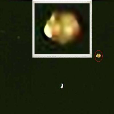 Space "Fire-Fly"?!? (from AS 13-62-8905)
Una nuova rielaborazione del Sig. de Vitis in relazione a quella che noi chiamammo, già qualche anno fa, come "Golden Anomaly". Si tratta di un oggetto reale o di un image-artifact? La realtà è che, elaborazioni alla mano, l'ipotesi esotica è da preferire; ma di che cosa esattamente si possa trattare...Onestamente non possiamo proprio dirlo.

Scherzosamente (e prendendo spunto da quanto scrittoci dal nostro Amico e Socio) potremmo anche equiparare questo OVNI ad una sorta di "insetto": una "lucciola" (firefly) dello Spazio. 
Una "lucciola" che, ancora dopo tanti anni dal ritorno a casa dei Ragazzi dell'Apollo 13, splende senza rivelarsi nelle loro immagini e nella nostra immaginazione...
Parole chiave: Controversial Frame