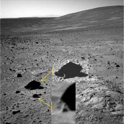 Tails... (by Carlo Contu)
Il quantitativo di "Rocce Anomale" (o "Pseudo Rocce", in accordo alla nomenclatura generalmente adottata da Lunexit) presenti sulla Superficie di Marte, come detto più volte in passato, è impressionante.
Così come è impressionante la "leggerezza" adottata dalla NASA a da Scienziati e Ricercatori "Adepti" della Scienza Convenzionale nell'ignorare (o nello "spiegare" superficialmente e malamente - a nostro avviso) queste possibili "Meraviglie Locali".

Per fortuna, così come è ben provato dalle centinaia di pagine dedicate dalla Fondazione Lunar Explorer Italia a queste Surface Features, ci sono svariati Amici, Appassionati ed Amateur Researchers i quali hanno notato la magnitudine del fenomeno e, come il bravissimo Sig. Carlo Contu, hanno iniziato ad isolare Singolarità su Singolarità ed Anomalìe su Anomalìe.

Non è nelle nostre umane possibilità dare una risposta ed una spiegazione razionale (e credibile) a tutte queste - talora davvero fantastiche - Manifestazioni Locali, ma è nostro dovere evidenziare (se non altro) l'insufficienza dell'approccio scientifico classico. L'approccio che è stato adottato sino ad ora per (tentare di) spiegarle.

Insomma: il vulcanismo, l'erosione, la sedimentazione, il weathering e, nella loro globalità, tutti quei Processi Geologici e Meteorologici che hanno portato Marte a configurarsi nel modo che noi, oggi, possiamo vedere e studiare, spiegano MOLTO, ma - è ovvio, tuttavia occorre ribadirlo - NON SPIEGANO TUTTO.
O meglio: spiegano...sino ad un certo punto. 
Ed il nostro (splendido e, sovente, ingrato) Lavoro, come sapete bene, inizia proprio da quel punto in cui la Scienza Convenzionale si ferma (per necessità, per volontà e/o per pigrizia intellettuale).

Un nuovo Grazie di Cuore all'Amico Carlo Contu per gli spunti forniti; le risposte, un giorno, arriveranno (e, noi ne siamo convinti, esse saranno sorprendenti)...
Parole chiave: Martian Surface - Anomalous Surface Feature - Pseudo-Rocks
