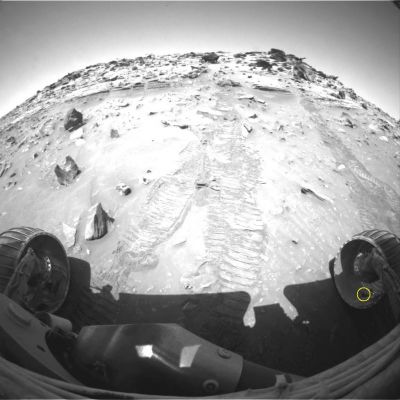 What's inside the Right Wheel? (1 - credits: Lorenzo Leone)
Nella Sezione dedicata ai GIF-Movies realizzati dai nostri Senior Partners, Gianluigi Barca e Marco Faccin, abbiamo, pochi giorni fa, inserito un video decisamente controverso il quale ci mostra che il Rover Spirit si muove, mentre le sue ruote anteriori (che vediamo attraverso una serie di frames Front Haz-Cam) se ne stanno ferme.

Levitazione? Dicemmo ironicamente. Beh, la risposta non ci è ancora possibile darla, ma grazie a questo contributo del nostro Caro e Vecchio Amico, nonchè Ricercatore Esterno Senior, Lorenzo Leone, forse qualcosa in più riusciamo anche a capirla e qualche elemento di valutazione in più può essere fornito a tutti.

Allora: le ruote del Rover sono indubitabilmente ferme, ma nella Cerchiatura Gialla che vedete all'interno del vano libero (vuoto) della ruota anteriore Dx di Spirit, qualcosa c'è e si "muove".
Mistero nel Mistero, dunque: il Rover si muove, le sue ruote sono ferme e c'è qualcosa dentro una di esse che "balla"...

La soluzione, come detto e come Voi tutti sapete bene, non possiamo darla ma, forse, il dettaglio che ha individuato il Bravo Lorenzo Leone ci dice una cosa FONDAMENTALE: e cioè che il Rover si sta davvero muovendo e che quanto si vede nel GIF-Movie non è frutto di un errore di montaggio dei frames!
Il Rover si muove, e qualcosa - un sassolino? Un grumo di fango? Ciottoli? etc. -, posizionato nel vano libero che caratterizza il lato interno della sua ruota Dx si muove con esso. 

Conclusioni: le annotazioni di Lorenzo Leone sono oggettivi, visibili (basta fare un pò di attenzione) e pertinenti. Ma...se per la ruota anteriore Dx di spirit possiamo sempre trovare la giustificazione che essa funzionava (e funziona) male - di fatto è bloccata da tempo -, per l'immobilità della ruota Sx, nonostante il fatto che il Rover sta "marciando", che giustificazione possiamo mai trovare?

Pensiamoci sopra ancora un pò...E complimenti, di Cuore, a Lorenzo Leone!
Parole chiave: Controversial Frame