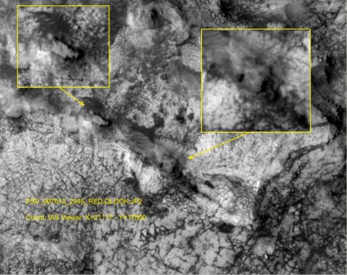 Unusually-shaped Caverns? (by Carlo Contu)
Due rilievi superficiali i quali, oltre a possedere un aspetto curiosamente antropomorfo (specie quello posizionato più in basso, con extra-detail mgnf a Dx dell'Osservatore), non possono non spingerci a pensare ad un'Ipotesi di Frontiera.

E ad ogni modo, si tratta di semplici "Unusual Surface Features" (con ciò implicandosi la loro comunque assoluta ed indubbia Origine Naturale), oppure siamo davanti a qualcosa di "Artificiale" (ed ora in rovina, ma ancora - vagamente - riconoscibile)?

Noi possiamo solo ringraziare Carlo Contu per le belle ed argute "provocazioni visive" e quindi "girare" a Tutti Voi i nostri interrogativi; le risposte - un giorno - arriveranno...
Parole chiave: Mars from orbit - Unusual Surface Features