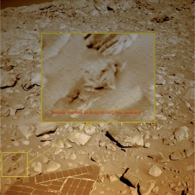 Buried "Face" - Sol 203 (by Ivana Tognoloni)
E per "chiudere" il Trittico, ecco un esempio - suggeritoci sempre da Ivana - abbastanza chiaro di antropomorfizzazione. 
Nell'inset magnificato, quello che sembra un volto, o una sorta di maschera (funeraria), che affiora dalle sabbie di Gusev e rivolge gli occhi verso il Cielo.

Il "volto", a nostro avviso, non è quello tipico di un essere umano quanto, piuttosto, quello di una creatura umanoide: leggermente ovale, con occhi distanti ed affilati ed il naso lungo. Non ne distinguiamo la "bocca".

Si tratta, a nostro parere, di un caso di pareidolia. Un caso interessante, ben suggerito da Ivana e che ci deve aiutare a ricordare, ancora una volta, che la Ricerca di ciò che un oggetto (o un corpo) è o può essere, è una Ricerca lunghissima ed assai complicata (a differenza della ricerca di ciò che un oggetto - o un corpo - SEMBRA, che di regola è istintiva e, dunque, piuttosto agevole).

Un GRAZIE di Cuore ad Ivana Tognoloni per il tempo che ci dedica e per i suoi spunti che, come potete vedere, sono sempre e comunque interessanti e meritevoli di attenzione.
Parole chiave: Martian Surface - The "Buried Face"