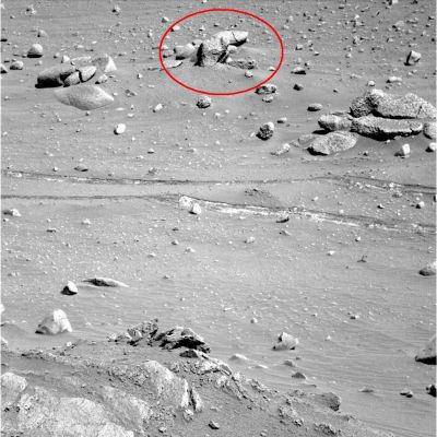 "Hard Mars": let's laugh together! (context frame; credits: Dr G. Barca)
...Come da titolo: "Ridiamo Insieme", con "Hard Mars"... L'immagine, selezionata dal sempre ironico (ed acuto!) Dr Gianluigi Barca, "parla" da sola: che cosa stiamo guardando? Beh, un Geologo direbbe che stiamo osservando un macigno di medie dimensioni, caratterizzato da una texture vagamente irregolare (forse una roccia ignea?) e da una grande frattura che ne attraversa la sua porzione Dx: si tratta, probabilmente, di un ejecta-boulder.
Noi siamo/saremmo anche d'accordo... Ma circa la "forma" del boulder... Beh, ridiamoci sopra tutti assieme!

Com'è Marte? "Hard"! Altro che storie...
Parole chiave: Martian Surface - Anomalous Surface Feature - The Penis