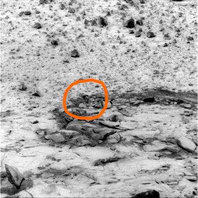 Extremely Unusual Rocks and Landforms (context frame - credits: Enzo Lojacono)
Un dettaglio apparentemente "innocuo" ecco che diventa un nuovo "puzzle" per Ricercatori Immaginifici: dall'occhio e dall'attenzione del nostro Amico Enzo Lojacono, un rilievo superficiale inusuale il quale accede ad una "forma del suolo" decisamente curiosa (come potrete meglio vedere ed apprezzare nei due detail mgnf che seguono).

Come dice il bravo Enzo:"...Lo strano gioco di luce o il sovrapporsi casuale di materiali, dopo che Spirit ci è passato sopra, danno un immagine che sembra mostrare i contorni di un volto con fattezze umanoidi e con orbite incavate e naso sporgente...".

Un'OTTIMA DESCRIZIONE e, come sempre, un OTTIMO SPUNTO per riflettere e precisare che, volendo, ogni rilievo superficiale (Marziano, Lunare, Terrestre etc.) può "trasformarsi" in una Singolarità o - addirittura - in un'Anomalìa di Superficie. Basta avere "occhi aperti" ed un pizzico di predisposizione.
Ed è questa circostanza che rende il nostro Lavoro affascinante e sempre nuovo (da un lato) ed ingrato - se non "letale"... - dall'altro.

Un abbraccio e Complimenti per la visione e lo spunto al bravissimo Enzo Lojacono!


Parole chiave: Martian Surface - Unusual Surface Feature - The "Face"