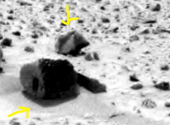 The "Little Turtle" (by Roberto Tremolada)
Come già scrivevamo e dicevamo a proposito di altri rilievi superficiali individuati da alcuni dei nostri Cari Amici, anche questo dettaglio - sottopostoci dal nostro Artista dello Spazio, Roberto Tremolada - si presta ad illazioni, speculazioni e supposizioni.
Che cosa stiamo guardando?
Sicuramente - anche se la definizione dell'immagine non è affatto buona - stiamo osservando qualcosa di MOLTO interessante, poichè in questo singolo frame (come in altre "n" versioni del medesimo scorcio di superficie) abbiamo/troviamo svariati elementi di riflessione.

Abbiamo una roccia con "foro rettangolare"; abbiamo "The Shell named Ginny" e, come il bravo Roberto ci scrive, troviamo anche una roccia che ricorda, a causa delle sue bizzarre fattezze, una "Tartaruga" che, con il collo sollevato, ci osserva interrogativamente...

Il punto - lo sapete, ormai, MOLTO bene - è solo uno e quindi noi ci limitiamo a ribadire un solo e semplice concetto: Marte è (effettivamente) "strano". 
La configurazione esteriore di un numero impressionante di Rocce Marziane ci lascia senza parole ed a bocca aperta: questa roccia è solo "one of the many".

Casualità pura? Assenza di "agenti atmosferici" significativi? Fantasia eccessiva oppure - chissà... - antichi Fossili e/o attuali Forme Vitali Indigene?

Non c'è limite alla Fantasia e non c'è limite alla nostra e Vostra Voglia e Capacità di cercare: noi, tutte le volte in cui siamo chiamati ad esprimerci da Amici come Roberto, Carlo, Enzo e tanti altri (che non ci scrivono più da tempo - peccato...) possiamo solo dire una cosa: una "stranezza" è normale. 
Anche due sono normali.
Tre sono un fatto curioso.
Quattro sono un fatto intrigante.
Cinque, sei, sette etc. ad infinitum...Beh, allora NON SONO più "stranezze"...
Forse si tratta di qualche altra cosa, per la cui corretta (e DEFINITIVA) visione ed interpretazione è (probabilmente) ancora troppo presto. Per noi. Non siamo ancora pronti a "vedere" e "capire" bene.

E comunque, se ci permettete un consiglio "friendly" (che Vi diamo dopo aver letto - quà e là sulla Rete - articoli di Scienziati, Ricercatori ed Investigatori dello Spazio che si ritrovano SEMPRE con la Verità fra le mani... -) se volete essere UMANI e CREDIBILI...DUBITATE SEMPRE!

...O no?!?
Parole chiave: Martian Surface - Anomalous Surface Feature - The Little Turtle