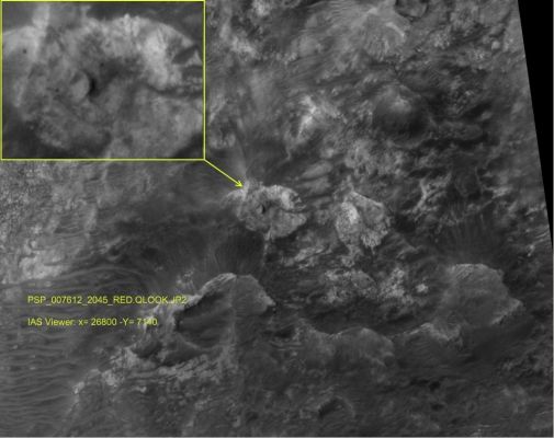 Extremely Unusual Surface Feature (by Carlo Contu)
Sulla parte superiore di questa porzione di terreno marziano "libera" da dune più o meno maestose, si erge un rilievo davvero curioso: una sorta di scavo a "conchiglia", il quale ci può ricordare, osservando il tutto con estrema attenzione ed usando anche un pizzico di immaginazione, il residuo di una struttura assai più complessa, forse simile ad una "arena".

Dall'occhio sempre attentissimo del nostro Caro Amico Carlo Contu, un dettaglio su cui riflettere e, perchè no?, sul quale sognare anche un pò...
Parole chiave: Mars from orbit - Unusual Surface Feature