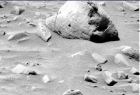 The "Martian Rat" - phase 2 (by Roberto Tremolada)
nessun commento
Parole chiave: Martian Surface - Anomalous Surface Feature - The Rat