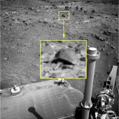Rocky Tongue (by Ivana Tognoloni) - Sol 1811
In questo Trittico di frames - propostoci dalla nostra sempre bravissima ed attenta Amica e Collega Ivana Tognoloni - due nuovi esempi di Surface Features le quali, anche per gli occhi più pragmatici che esistono a questo Mondo, non possono non suscitare una certa - come dire? - "intrigante curiosità" frammista a dello "sconcerto".

I frames in oggetto sono stati tutti ottenuti dal MER Spirit e si riferiscono a due davvero incredibili Surface Features - una, che è stata ripresa in due Soles differenti (il Sol 1811 ed il Sol 1813) ed un'altra che è stata invece inquadrata durante il Sol 1830 - le quali sembrano presentare delle SOSTANZIALI - ed inspiegabili, se guardate ed interpretate alla luce ed alla stregua della sola Ragione - SOMIGLIANZE.

Di che si tratta?

Apparentemente, una sorta di "tentacolo" (o una "lingua", o una "simil-tubazione" di un qualche tipo) fuoriesce dal di sotto di due macigni i quali - curiosamente - hanno una forma alquanto similare, a "cupola" (o a "calotta").
I details magnification che Vi proponiamo negli inset, purtroppo, non ci aiutano a risolvere il mistero, ma la indubitabile stranezza dei rilievi osservati rimane e si accresce. 
E questo accrescimento è dovuto alla circostanza per cui anche supponendo - come, in partenza, facciamo noi - che si tratti di profili assolutamente non esotici (se non per le loro apparenti fattezze) i quali sono resi "intriganti" solamente a causa dell'angolo di ripresa adottato da Spirit, resta pur sempre il fatto che essi APPAIONO ASSOLUTAMENTE SIMILARI. 

Di più: si tratta di rilievi GEOMORFOLOGICAMENTE IDENTICI, MA SITUATI IN ZONE DIVERSE (non lontane fra loro, ma comunque diverse).

Coincidenza? Diremmo di no.

No perchè questo è un ennesimo "déjà vu" (Marzianamente parlando) e poi perchè le coincidenze, in Natura, sono un'Anomalìa. Anzi: come Vi direbbe un qualsiasi Scienziato, "le coincidenze non esistono". Semmai esistono dei rapporti di causa ed effetto che noi non riusciamo a cogliere e/o a comprendere.

Ma quali sono i "rapporti di causa ed effetto" che hanno prodotto queste EVIDENTI SOMIGLIANZE DI RILIEVI I QUALI, per di più, APPAIONO INTRINSECAMENTE BIZZARRI (forse troppo bizzarri per non nascondere un qualcosa di straordinario...)? 

Si tratta - forse - sempre e solo di "illusioni ottiche e sviste determinate dal fatto che le riprese vengono effettuate adottando ed assecondando delle prospettive ingannevoli" (e, se così fosse, dovremmo proprio pensare che Spirit è "sfortunato" quando fa le sue riprese - solo che neppure la Sfortuna esiste, al pari delle coincidenze...)? 

Si tratta sempre di "rilievi ambigui", ma comunque e del tutto ordinari, in Sostanza e Natura?

Oppure è la nostra Razionalità che ci spinge a non vedere ciò che invece - secondo alcuni di noi - è "del tutto evidente", e cioè che esistono delle Forme Vitali di un qualche tipo, su Marte, e che queste "Entità", di quando in quando, si mostrano in tutta la loro Esoticità?
Un'Esoticità che ci confonde.
Ci allontana.

Un'Esoticità che, in fondo, è talmente grande e profonda, che la nostra stessa Mente "si rifiuta" di riconoscere ciò che stiamo osservando come "Forma Vitale". Una Forma Vitale diversa - certo - ma pur sempre "affine", se non altro da un punto di vista naturale, logico ed eziologico, alle Forme Vitali che popolano la nostra Terra?

Quand'è che la "Diversità" diviene così profonda da determinare la assoluta "Non Riconoscibilità"?
E' forse la solita "Paura dell'Ignoto e del Diverso" che entra in gioco anche qui (sebbene su una scala, ovviamente, ancora più grande e complessa)?

Domande, domande, domande...
Parole chiave: Martian Surface - Extremely Controversia Surface Feature - "Rocky Tongue"