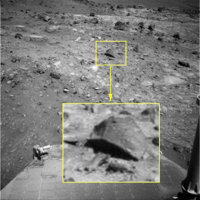 Rocky Tongue (by Ivana Tognoloni) - Sol 1813
E' inevitabile, allorchè si spendono migliaia di ore al proprio pc osservando le immagini di Marte che, ad un certo punto, si arrivi a maturare una - permetteteci di dirlo - "Familiarità" con l'Ambiente Marziano. Ed è alla luce di questa "Familiarità" che noi, come Gruppo di Ricerca "Lunar Explorer Italia", oggi, sviluppiamo le note ed i commenti che poi Voi potete leggere sulle nostre pagine, ogni giorno (o quasi).
Una "Familiarità" che, dopo cinque anni di peregrinazioni sul Pianeta Rosso (peregrinazioni fatte attraverso gli occhi dei magnifici Rover che ancora stanno "passeggiando" su questo Mondo così indecifrabile), ci spinge a dire questo: forse la nostra Competenza e la nostra Razionalità, sebbene sìano sempre unite al Pragmatismo (che usiamo al meglio delle nostre possibilità) non sono in grado di spiegare tutto in maniera adeguata e convincente.
Non sempre, almeno.
Forse qualcosa (anzi: TANTE cose) ci sfugge.
Forse, anche se la Razionalità DEVE INFORMARE SEMPRE IL LAVORO DEL RICERCATORE, ora stiamo peccando di ECCESSO DI RAZIONALITA'. Ed è questo "eccesso" che - probabilmente - ci impedisce di vedere ciò che il nostro (puro) Istinto Umano ci sta suggerendo - ormai - da molto tempo.

Forse è questo eccesso di Razionalità che ci "obbliga" a non scrivere, una volta per tutte ed a chiare lettere, "SI, SU MARTE, in qualche Forma, ESISTE VITA. OGGI. ADESSO".

Una "Vita" che non comprendiamo e che sfugge al nostro stesso Senso Comune.
Una "Vita" che, come ci è stato insegnato, detto e ridetto centomila volte, "NON PUO' ESISTERE".

Eppure...

Eppure, sulla Superficie di Marte, "qualcosa si muove"...
Parole chiave: Martian Surface - Extremely Controversia Surface Feature - "Rocky Tongue"