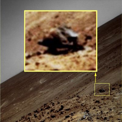 Tubolar Creature (by Ivana Tognoloni)
Una semplice (pseudo)roccia oppure una Forma Vitale Indigena? La nostra bravissima Ivana ha evidenziato il dettaglio, ma per una possibile spiegazione del medesimo...dovete attendere ancora qualche Sol!...

...E se Vi sembra curiosa la nostra definizione di "Tubolar Creature"...Beh, allora guardate bene l'inset magnificato!
Parole chiave: Martian Surface - Extremely Unusual Surface Feature - The "Tubolar Creature"