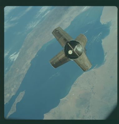 AS 07-03-1530 - Training around the Earth
nessun commento
Parole chiave: Spacecrafts - Apollo 7