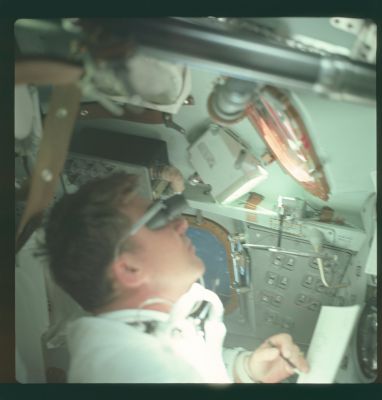 AS 07-04-1558 - Looking out...
nessun commento
Parole chiave: Astronauts - Wally Schirra (?)