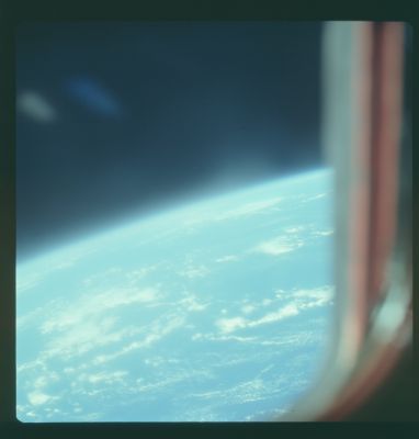 AS 07-04-1603 - The "U-shaped" blue and white lights are out there...
Forse un elemento fondamentale per risolvere l'enigma delle "U" bianche e blu che abbiamo incontrato in svariati frames Apollo ci arriva, forse, da questa immagine: le luci bianche ed azzurre che vediamo anche questa volta in alto a Sx ci sembrano - effettivamente - dei semplici riflessi di qualcosa che si trova all'interno dell'Astronave Americana.
Che cosa? Questo proprio non lo sappiamo. 

Ciò che sappiamo è che, con ogni probabilità, il fenomeno che abbiamo individuato più volte in altri frames (quando, però, le Astronavi Apollo si trovavano in orbita intorno alla Luna) è solo un "riflesso". Nulla di "alieno", insomma.
Parole chiave: Controversial Frame