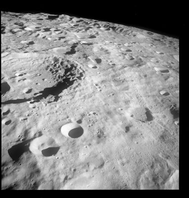 AS 08-13-2244 - Highly Cratered Region (1)
Coord.: 12° South Lat. and 162° West Long.
Parole chiave: The Moon from orbit - Highly Cratered Region