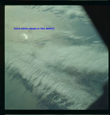 AS 09-19-3045 - Extra Bright Clouds?
Versione Terrestre di un fenomeno già incontrato (diciamo "visto"...) su Titano, Giove e Saturno.

Interessante e, per certi versi, inesplicabile...
Parole chiave: The Earth from orbit - Controversial