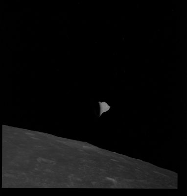 AS 10-28-3989 - Extra Lunar Object
Che cosa stiamo guardando? 
Impossibile dirlo.

Che cosa NON stiamo guardando?
A nostro parere NON stiamo guardando un frammento/detrito spaziale (ivi inclusa l'ipotesi che si tratti di autentica "spazzatura") proveniente dallo stesso Apollo 10 (il movimento del corpo vagante, come ben si può vedere montando i tre frames sino ad ottenere un GIF-Movie, è del tutto incoerente rispetto al movimento della Navicella Spaziale Americana - a meno che non si pensi che questo "corpo" sia stato scagliato/sparato via dalla medesima...); NON stiamo guardando una minuscola meteora (le fattezze dell'oggetto, sia esterne, sia interne - come ben visibili in questo frame e nel successivo - mal si sposano, a nostro avviso, con il concetto di "roccia vagante"); NON stiamo guardando - detto con un elevato margine di certezza - una Nave Spaziale Aliena (anche se su quest'ultimo punto non si può mai essere certi di nulla).

Che cosa rimane? Le Vostre idee ed ipotesi saranno BENVENUTE!
Parole chiave: Extremely Controversial Frame