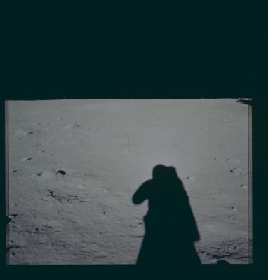 AS 11-40-5941 - Lunar Horizon and Armstrong's Shadow (process. Lunexit)
110:55:49 MT. Rightward of 5940. This down-Sun is the final frame in Neil's pan.

Parole chiave: Lunar Horizon