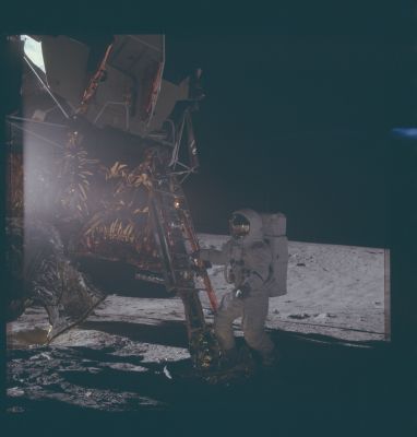 AS 12-46-6729 - Alan Bean on the Lunar Surface
Caption NASA originale:"At about 115:51:59 MT, Pete Conrad asked Alan Bean to pose as he stepped off the LM footpad for the first time. Note the porch rails at the top of the ladder and the curve of Surveyor Crater beyond Al".
Parole chiave: Postcard from the Moon
