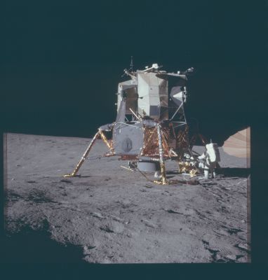 AS 12-46-6749 - The Lunar Module
Caption NASA originale:"116:24:47 MT - Alan Bean is working at the MESA and the S-Band antenna is at the right edge of the picture. The LM is sitting on the North-West rim of Surveyor Crater and a portion of the crater can be seen on the left side of the picture. Note that Pete Conrad mistakenly took the pan at 15-foot focus rather than 74-foot focus".
Parole chiave: Postcard from the Moon