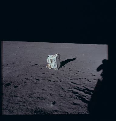 AS 12-46-6784 - The ALSEP Package
Caption NASA:"116:34:14 MT - Down-Sun photograph of ALSEP package No. 1, which Pete removed from the SEQ Bay at 116:33:36".
Parole chiave: Lunar Equipment - ALSEP Package