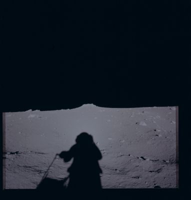 AS 12-46-6793 - The Larger "Lunar Mound"
Caption NASA:"116:55:53 MT - Pete Conrad took this down-Sun of the larger of the two mounds near the ALSEP Deployment Site. Pete's shadow shows us that he is using a UHT to carry the SIDE subpallet".
Parole chiave: Lunar Surface - The Lunar Mound