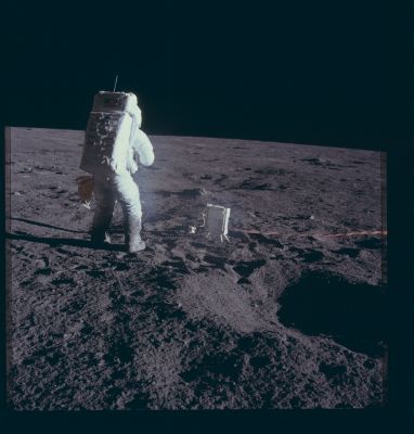 AS 12-46-6820 - The "Blue Fog"
Caption NASA:"117:56:56 - Showing Al taking a close-up of the top of the SIDE. The CCIG (Cold Cathode Ion Gauge) is to the left of the SIDE (Suprathermal Ion Detection Experiment) while the ribbon cable connecting the SIDE to the Central Station runs out of the field-of-view to the right. 
The "Blue Fog" is caused by a dust smudge which first shows up on 6813".
Parole chiave: Lunar Surface and Astronaut
