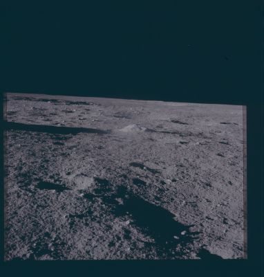 AS 12-46-6829 - The "Small" Mound
118:06:36 MT - View to the South with the shadow of the Large Mound coming into the image from the left. Head Crater is in the near distance and Bench Crater is just below the local horizon a bit farther left, but out-of-focus.
Parole chiave: Lunar Horizon - Small Mound