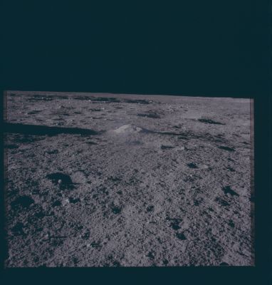 AS 12-46-6830 - The "Small" Mound
118:06:36 MT - Pete (Conrad) moves farther to his right to take this view to the South.

Parole chiave: Lunar Horizon - Small Mound
