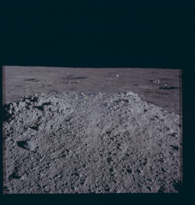 AS 12-46-6832 - The "Large Lunar Mound"
Caption NASA:"118:09:17 MT - Pete has stepped to his right to take a second view across the top of the Large Mound. The SIDE/CCIG is in the distance on the right. The center of the image is blurred and discolored by a dust smudge that first appeared on 6813".
Parole chiave: Lunar Surface - The Lunar Mound